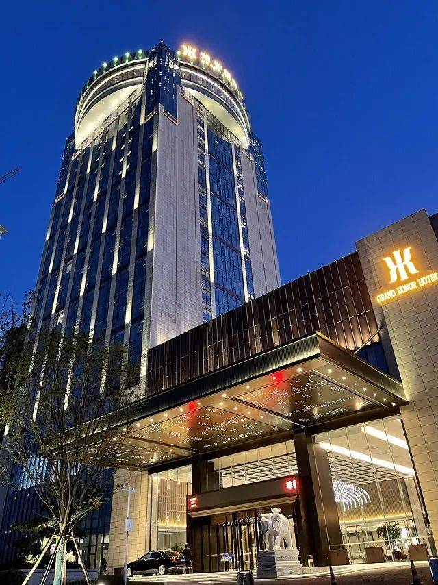 瑞昌荣誉国际酒店胡连荣说:"年轻的时候学跳舞,我的目标是拿冠军,现在