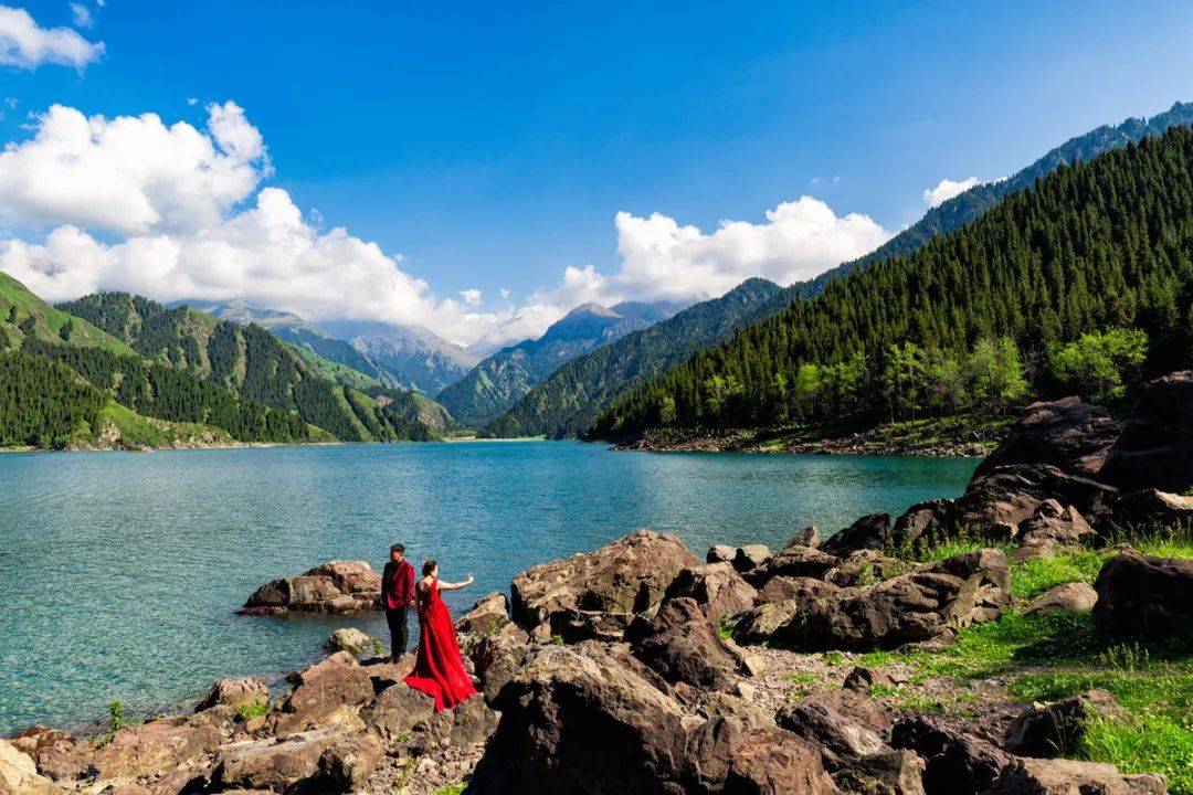 天池风景区,它以天池为中心,融森林,草原,雪山,人文景观为一体,形成