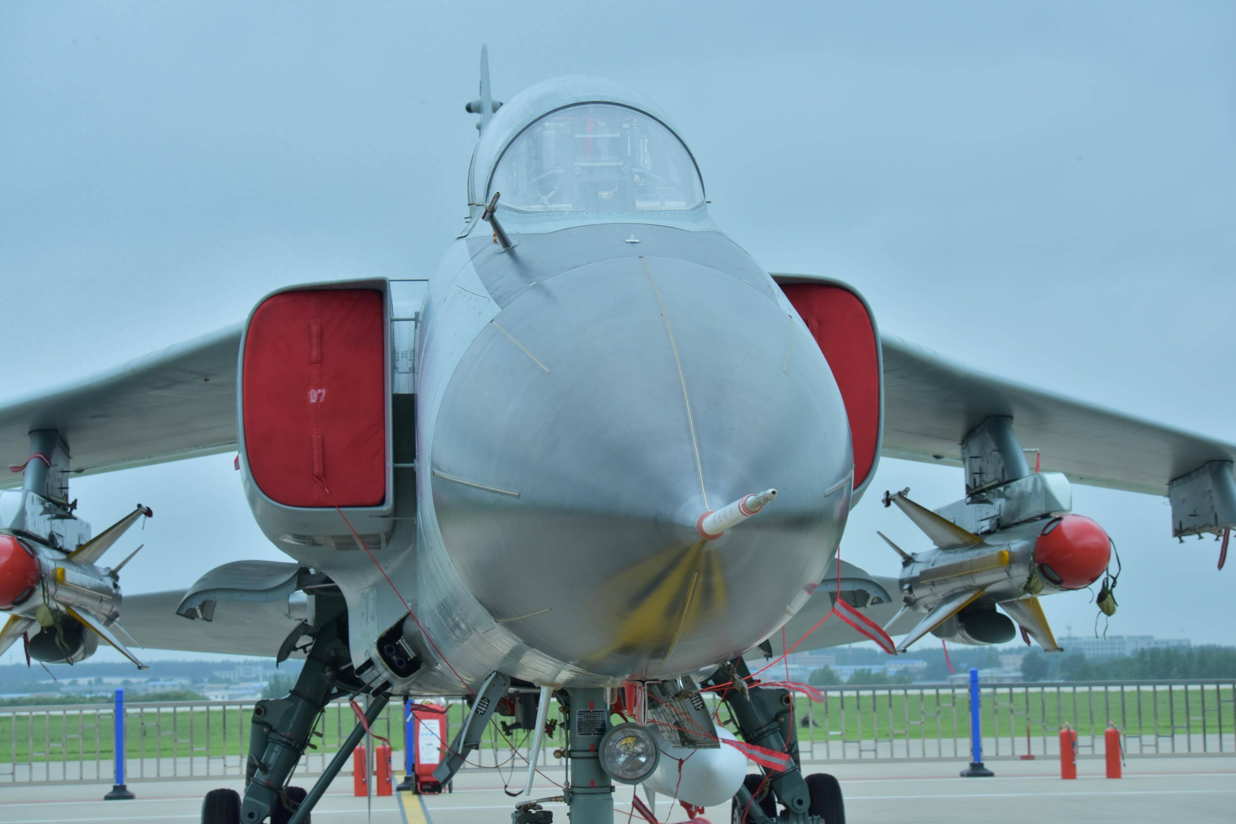 西安特产"歼轰-7"飞豹战斗轰炸机