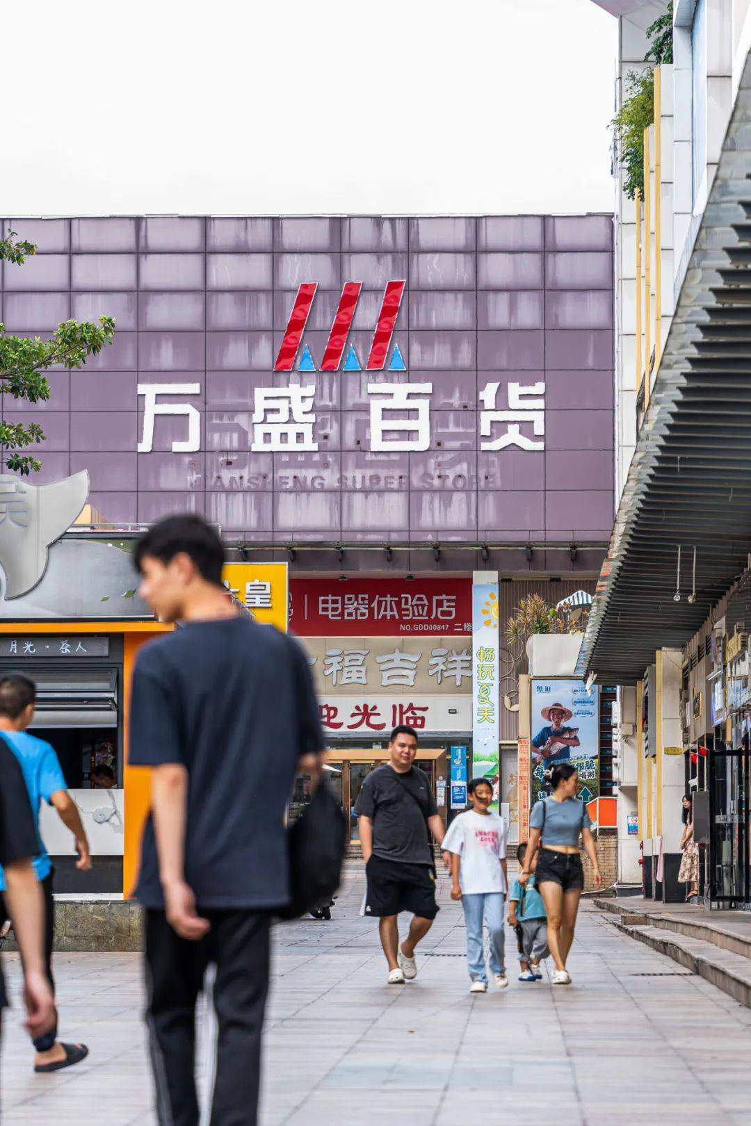 这里是龙华的「东门」