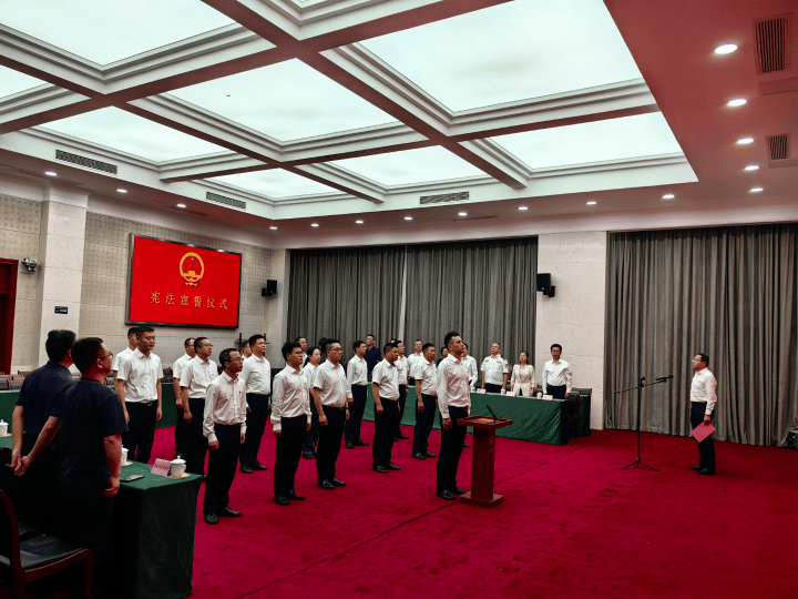 根据《中华人民共和国宪法》和《重庆市宪法宣誓实施办法》,县政府新