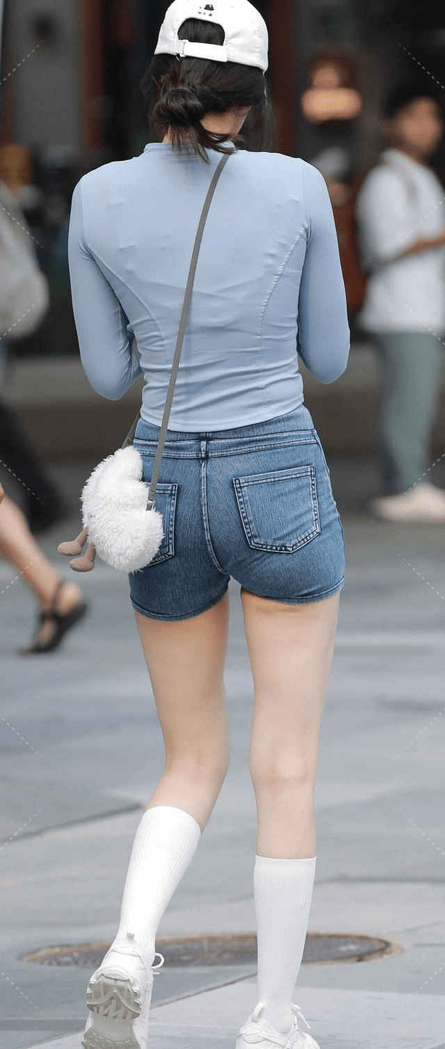 牛仔短裤的搭配非常多样,可以根据不同的场合和风格进行选择.