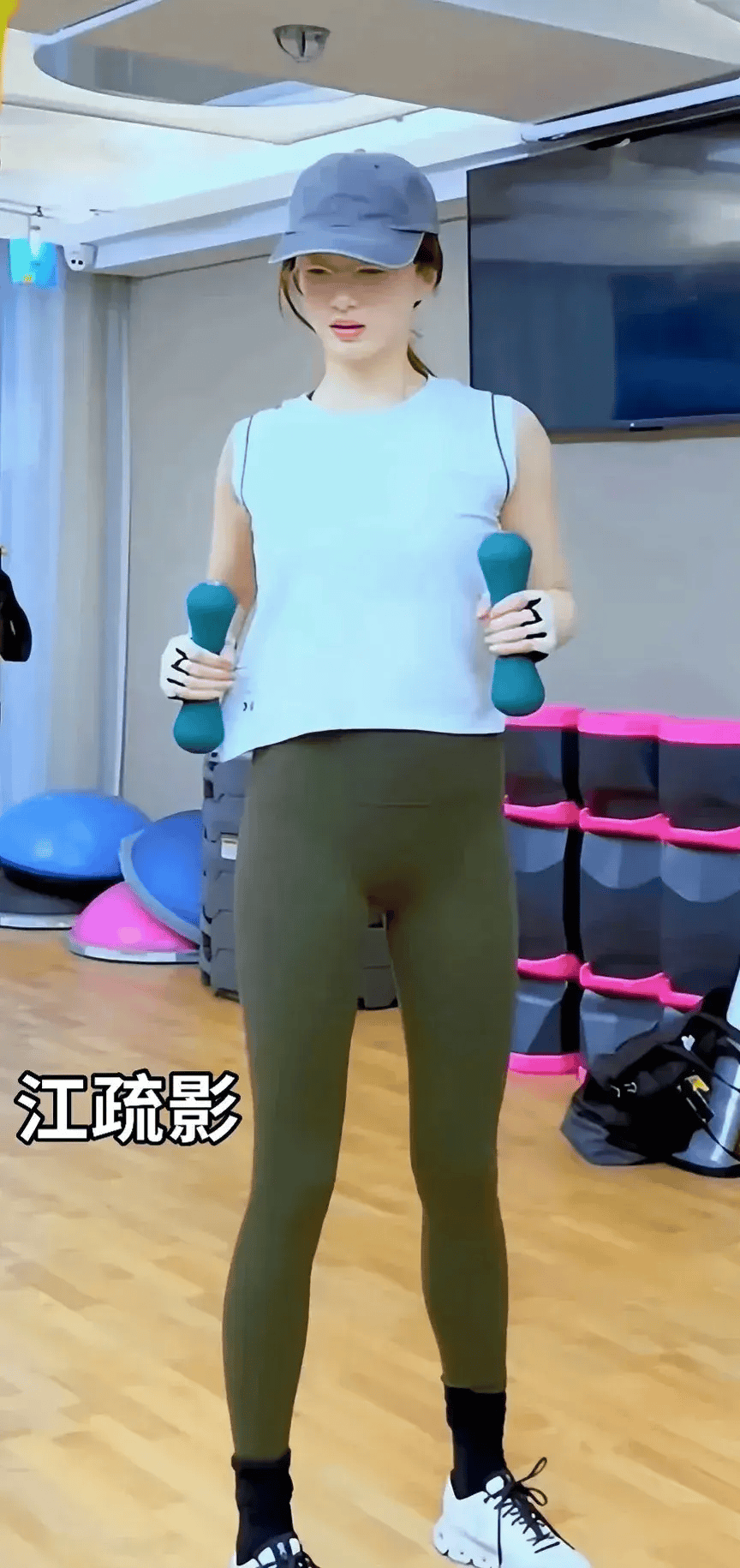 女明星穿瑜伽裤,大方展示身材,看看谁更卷?