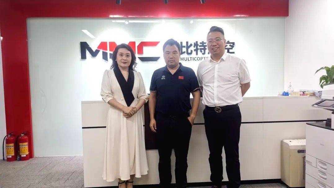 6月26日,广东省吉林松原商会副会长王宏骏与派驻"一站一会"干部张锐