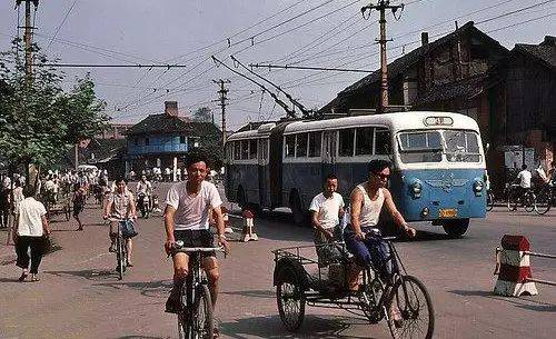 一家人坐28大杠单车.那时,大家都是骑自行车上班,上学.