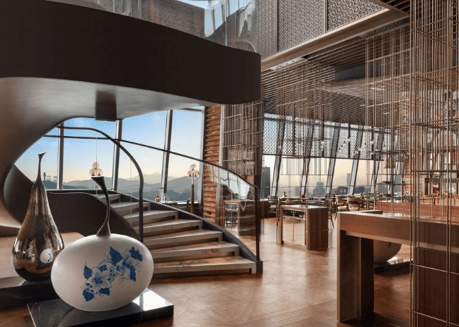 灯与雪花造景都有着独特的吸引力,窗外便是广阔山城之景,走上旋转楼梯