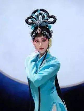 注大约在1915年左右,梅兰芳借鉴古代绘画中仕女的发型,改变了传统大头