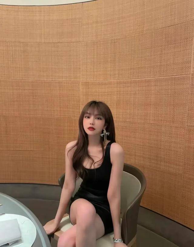 罗志祥都爱上的:周扬青穿辣妹皮裙,身材紧致饱满,辣上头了!