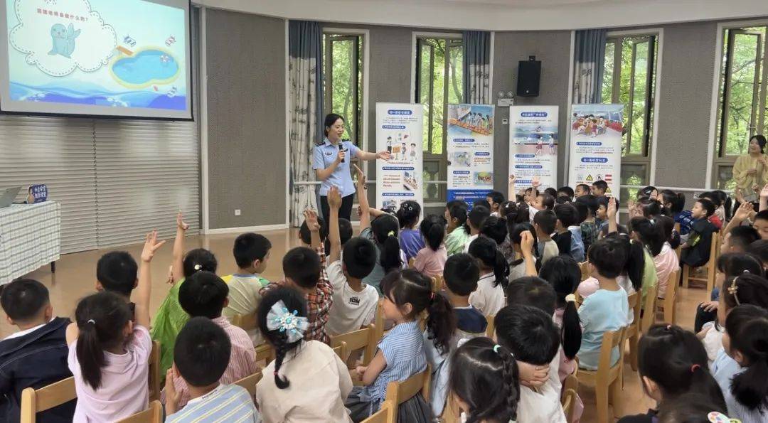 在江城中学,小海狮讲师团通过通俗易懂的表达和图文并茂的展示,让