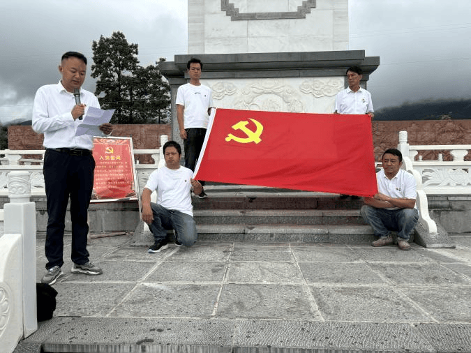 活动当天清晨,大家到达此次游学的第一站——大理市烈士陵园