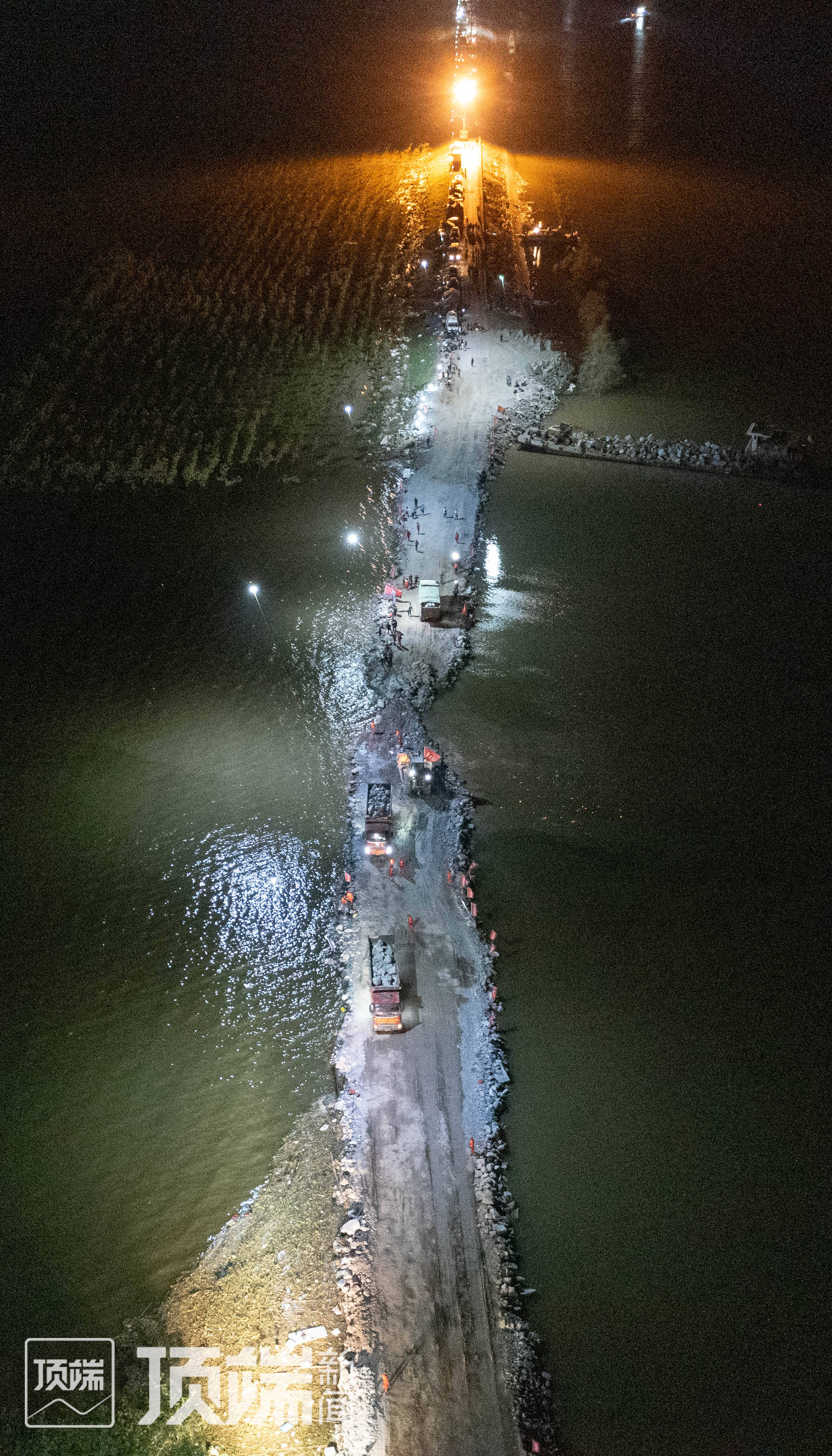 决堤口虽实现初步合龙,但还没有真正实现通车,目前仍在紧张进行施工