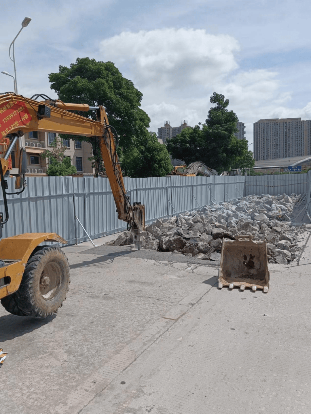 南安市区东三路(江北大道至成功街段)水泥道路路面出现沉降,断板等