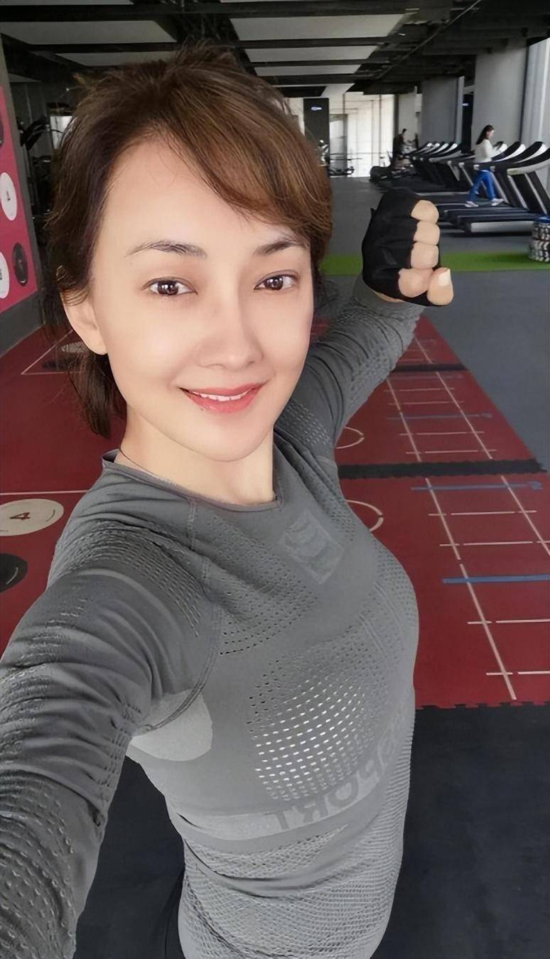 58岁洪剑涛在新疆吃烤羊排,我却被52岁牛莉惊艳到了!