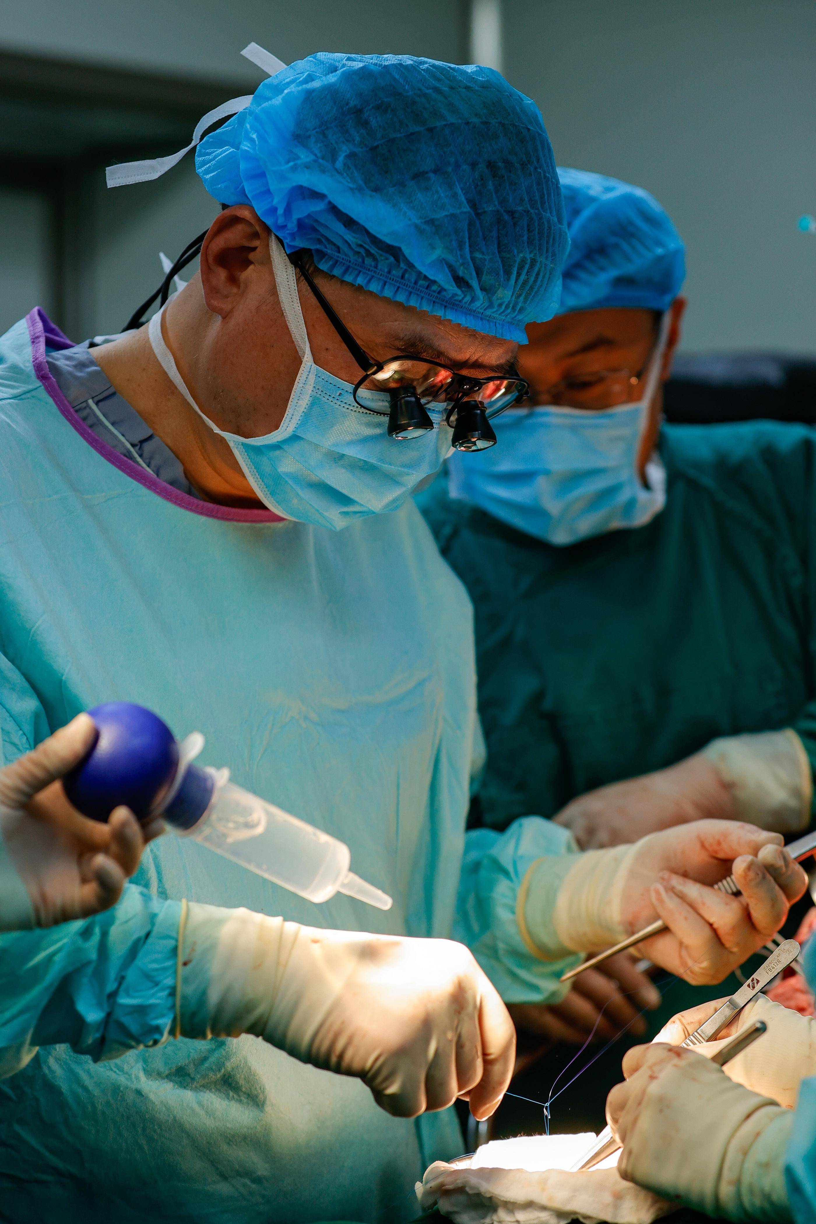 医学专家为藏族同胞实施手术治疗肝包虫病和先心病