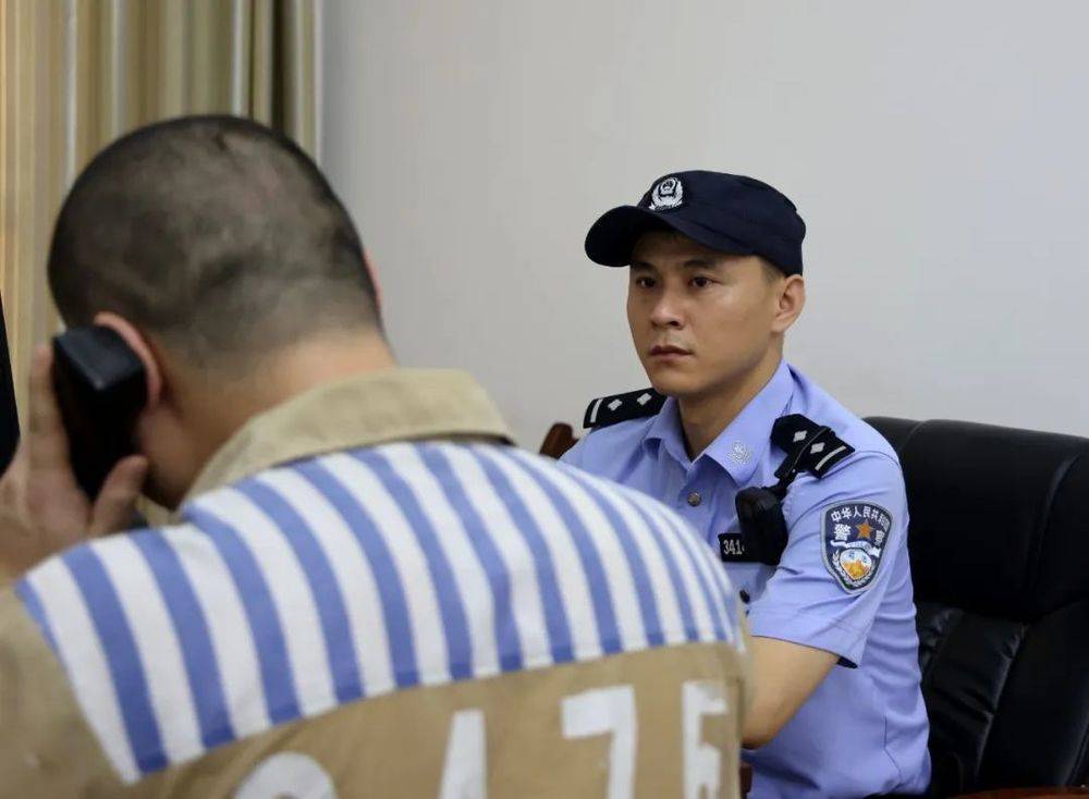 得知儿子高考697分，狱中服刑的父亲喜极而泣！儿子：准备上北大，我不怪你