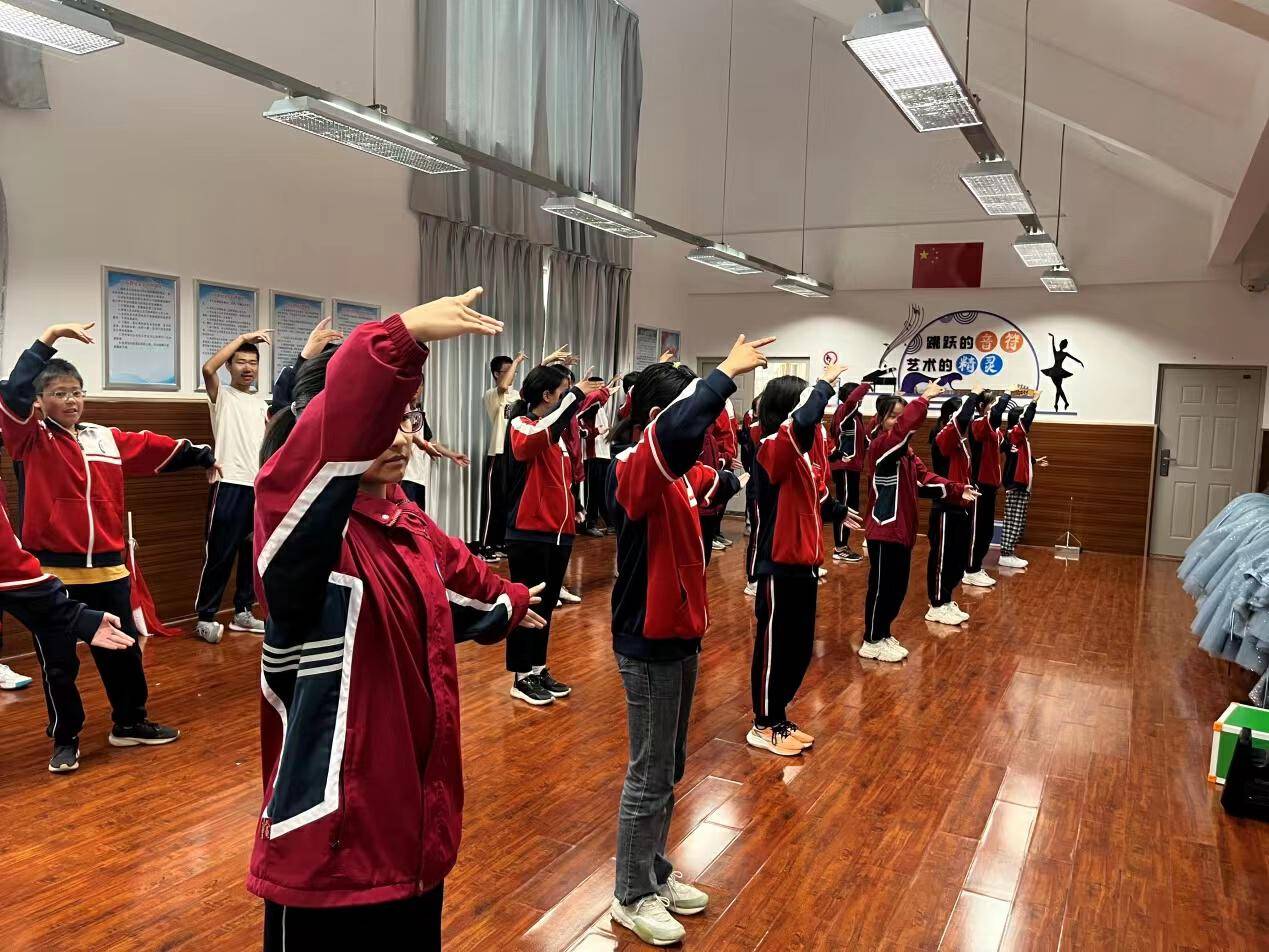 同一天,安宁市消防救援大队还在昆钢一中开了一场别开生面的消防安全