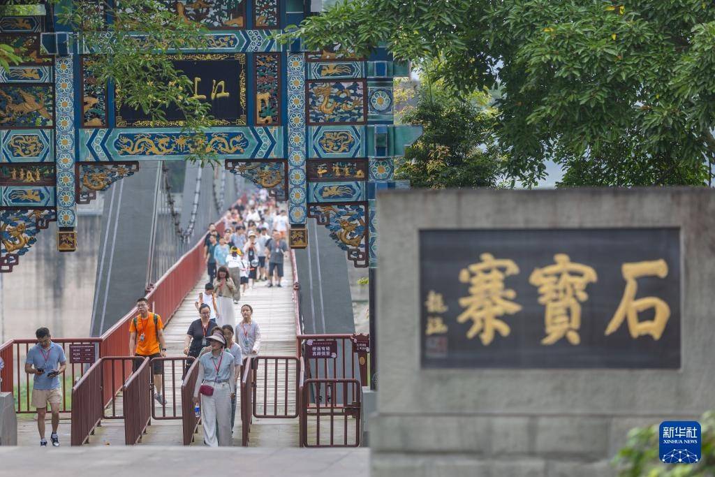 位于重庆市忠县境内的石宝寨,是长江三峡景区中一个独特的景观,有着
