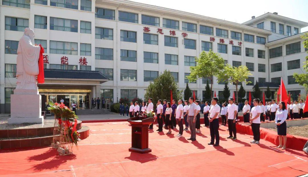 庄浪四中举行(南开大学师生捐赠)孔子圣像落成典礼暨图书捐赠仪式