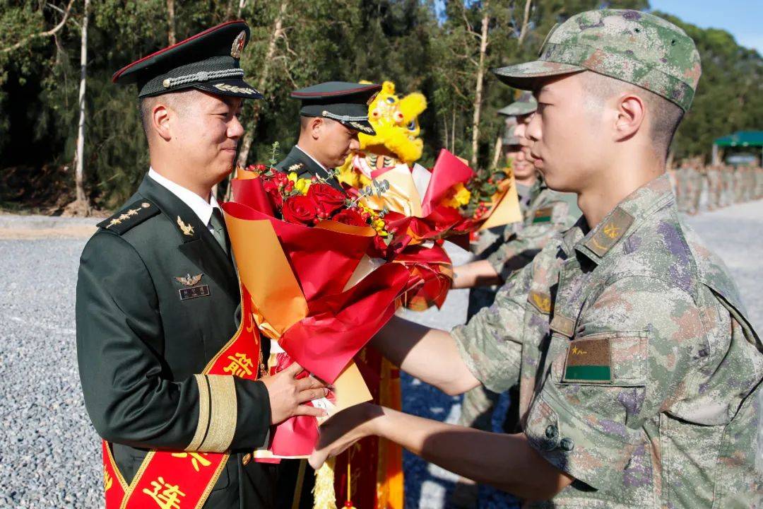 多图直击！“模范火箭炮兵连”迎回荣誉奖旗_陆军_连队_女兵