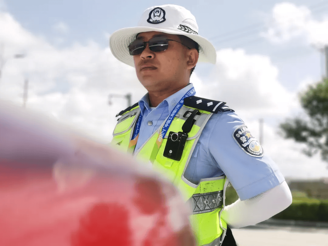 【护航环湖赛】海南州交警支队---魅力环湖赛 荧光护平安