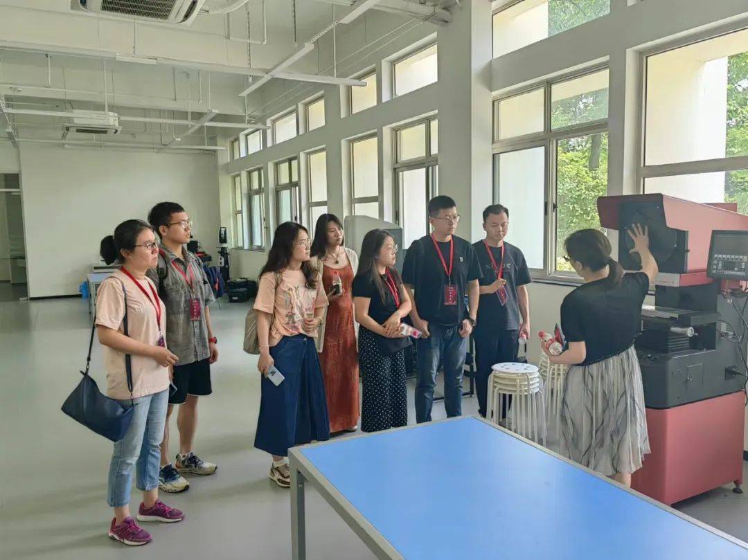 在这里,呼市二中的教师们与工程训练中心老师们亲切交流,了解和学习