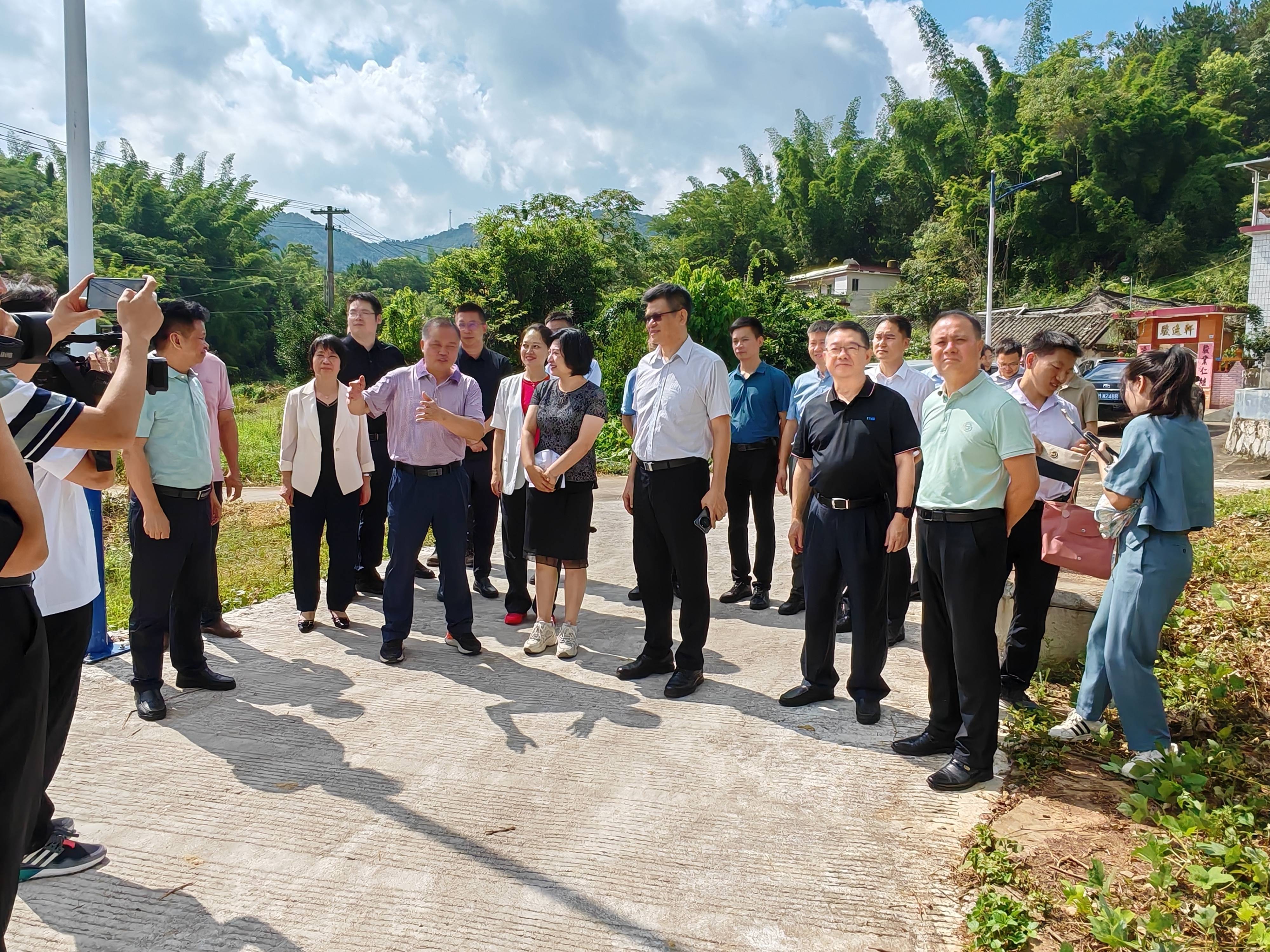 肖学局长赴梅州兴宁市调研驻镇帮镇扶村工作