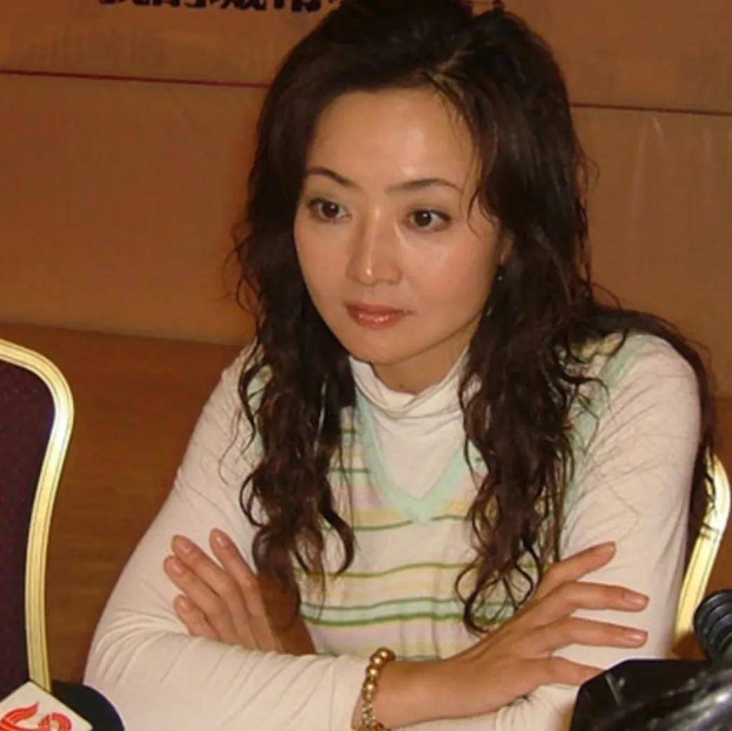 苦恋王志文4年,与沙桐结婚1年闪离后,原华嫁圈外人平凡而幸福