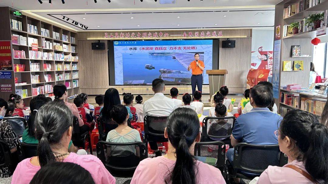 马山中学的老师通过现场讲解的方式,围绕什么是溺水,哪些是危险水域