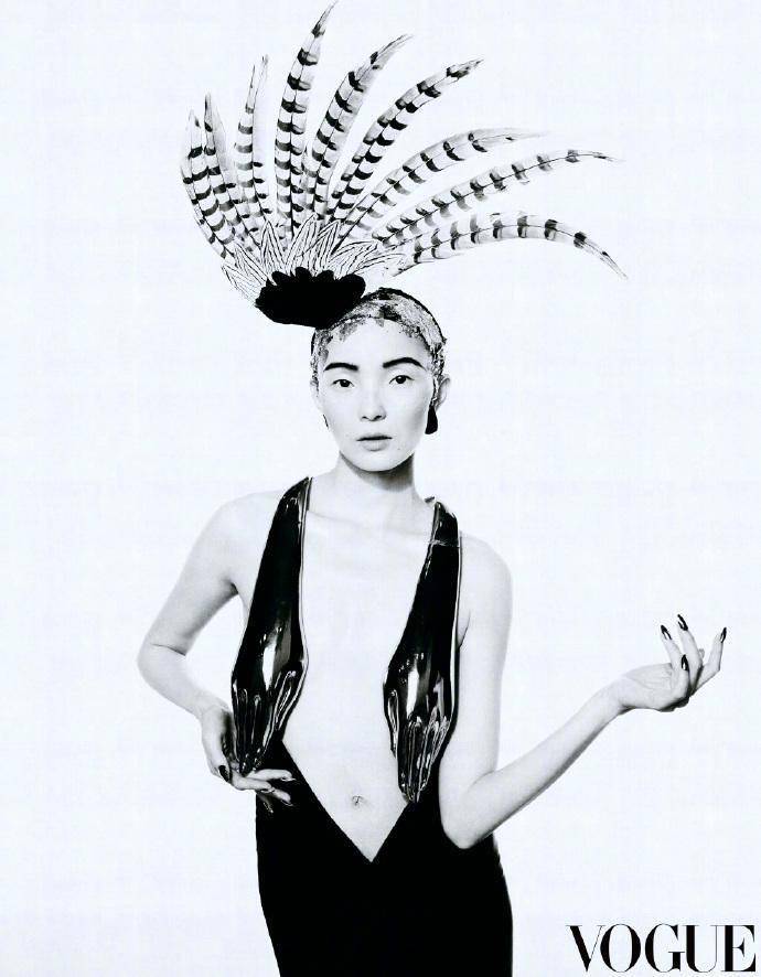 "维密超模"雎晓雯登vogue奥运封面,深v开到肚脐,妆容太诡异