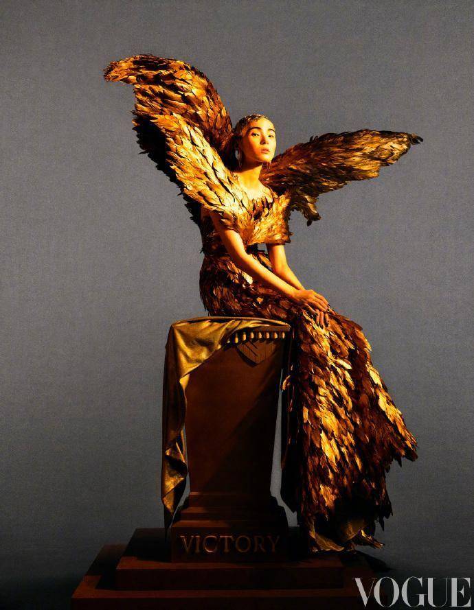 "维密超模"雎晓雯登vogue奥运封面,深v开到肚脐,妆容太诡异_金色_时尚