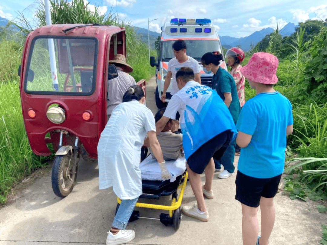 点赞!寨岗镇网格员暖心救助中暑村民【网格化基层社会治理】