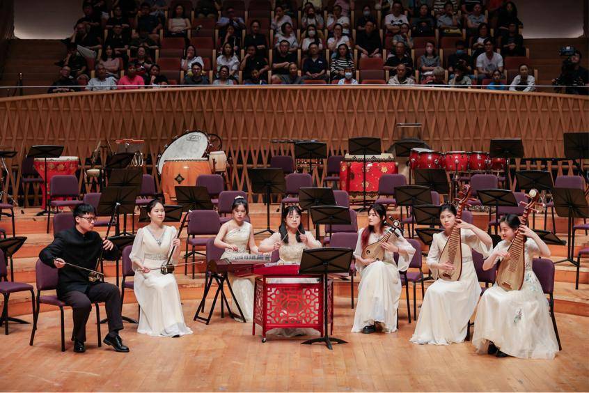 上海财经大学学生民乐团带来室内乐重奏《映山红》,音乐时而婉转悠扬