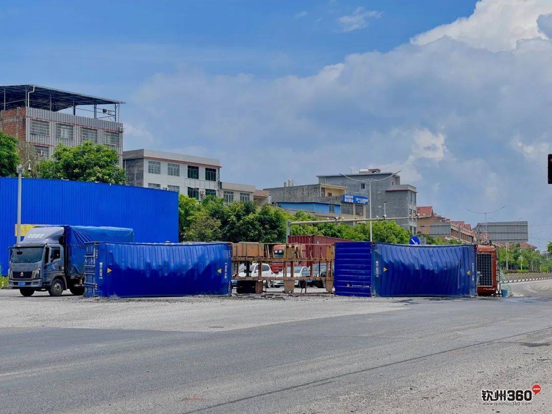 钦北大道十六中路口,一辆大货车"睡"在红绿灯处…_网友_钦州_白话