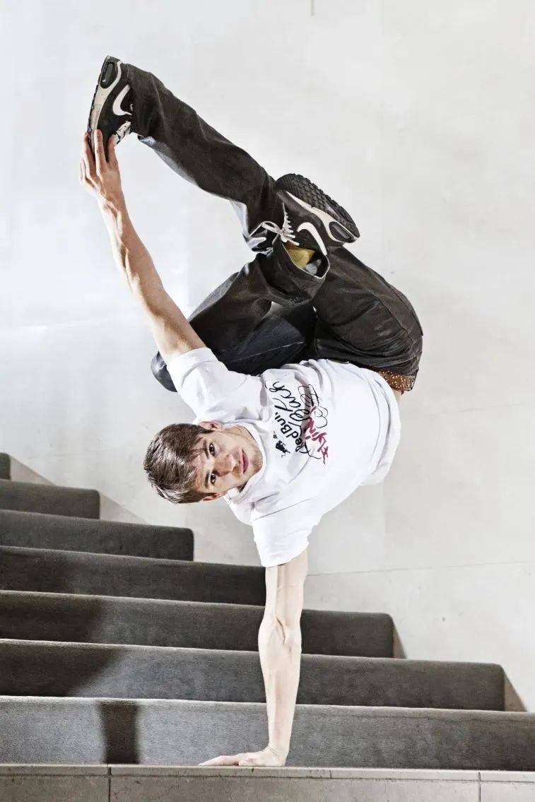 《飞翔的巴赫》,让流行与古典点燃火花_霹雳舞_街舞_动作