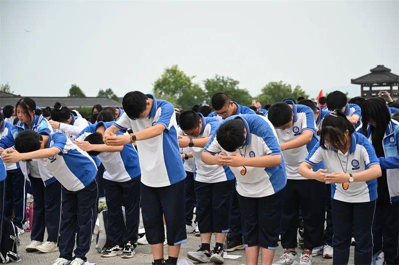 "尼山是中国先哲孔子的诞生地,是历代儒客朝拜之圣地.