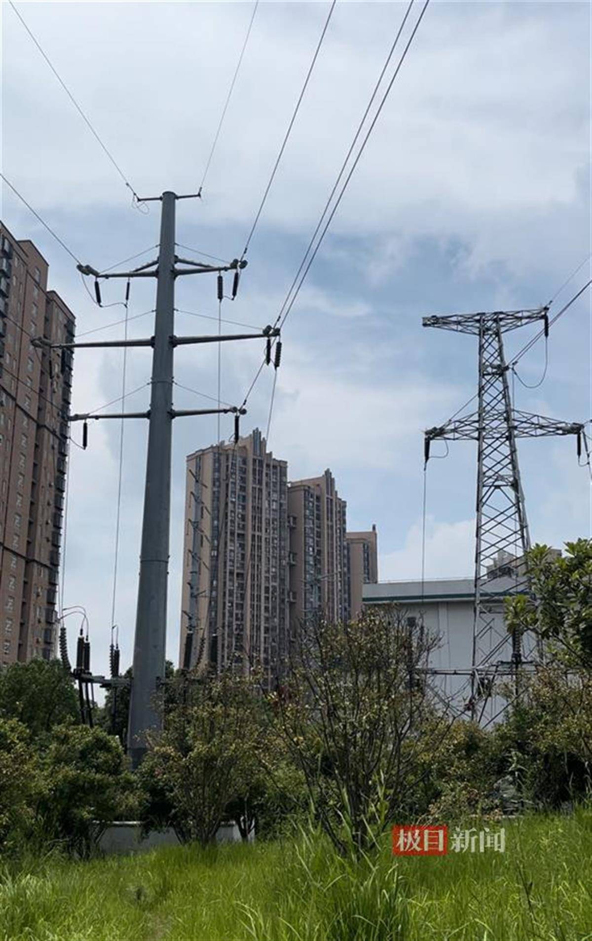 新闻热线打来电话(027-86777777),询问小区对面一片空地上的高压电线