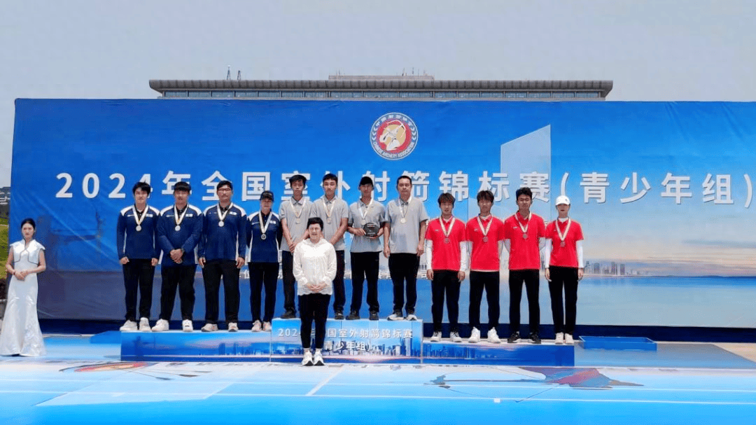 左一为吕欣毅据了解,该赛事是中国射箭协会的a类赛事,也是国内20岁