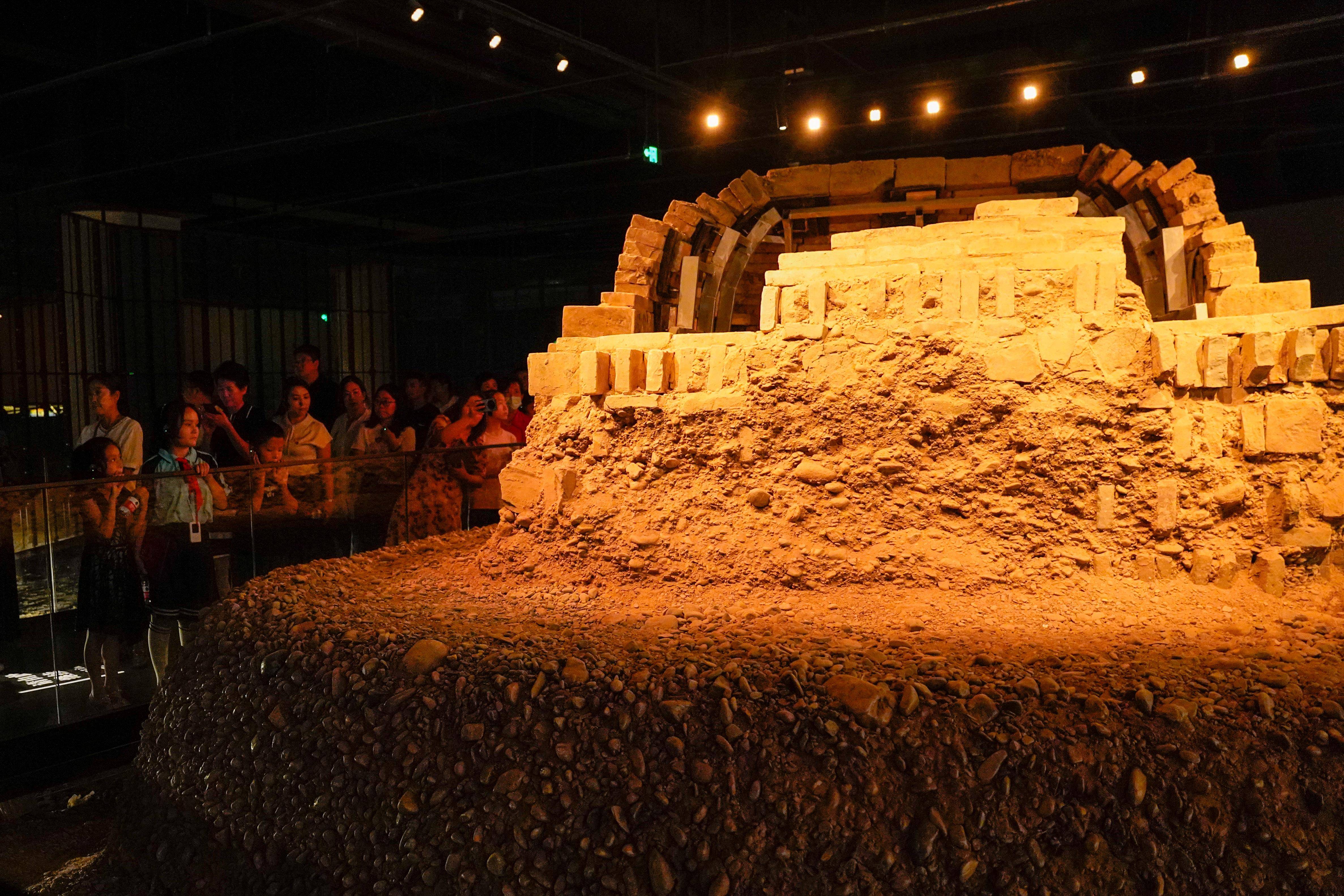 新华全媒 |新疆首座地下古墓遗址博物馆正式对外开放