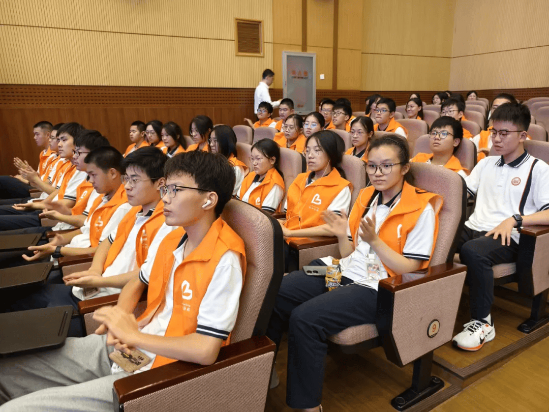 一句我一句交流着自己的心得体会——上海市甘泉外国语中学的陈同学说