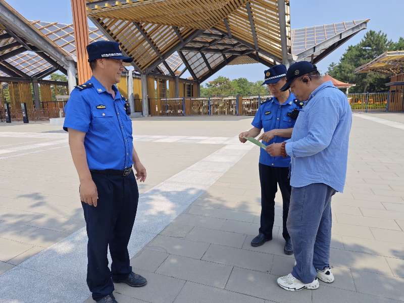 北京延庆城管开展暑期文明游园执法宣传活动