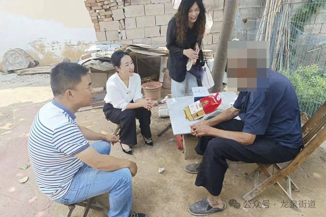 龙泉街道开展"夏季送清凉"走访慰问困难群众活动