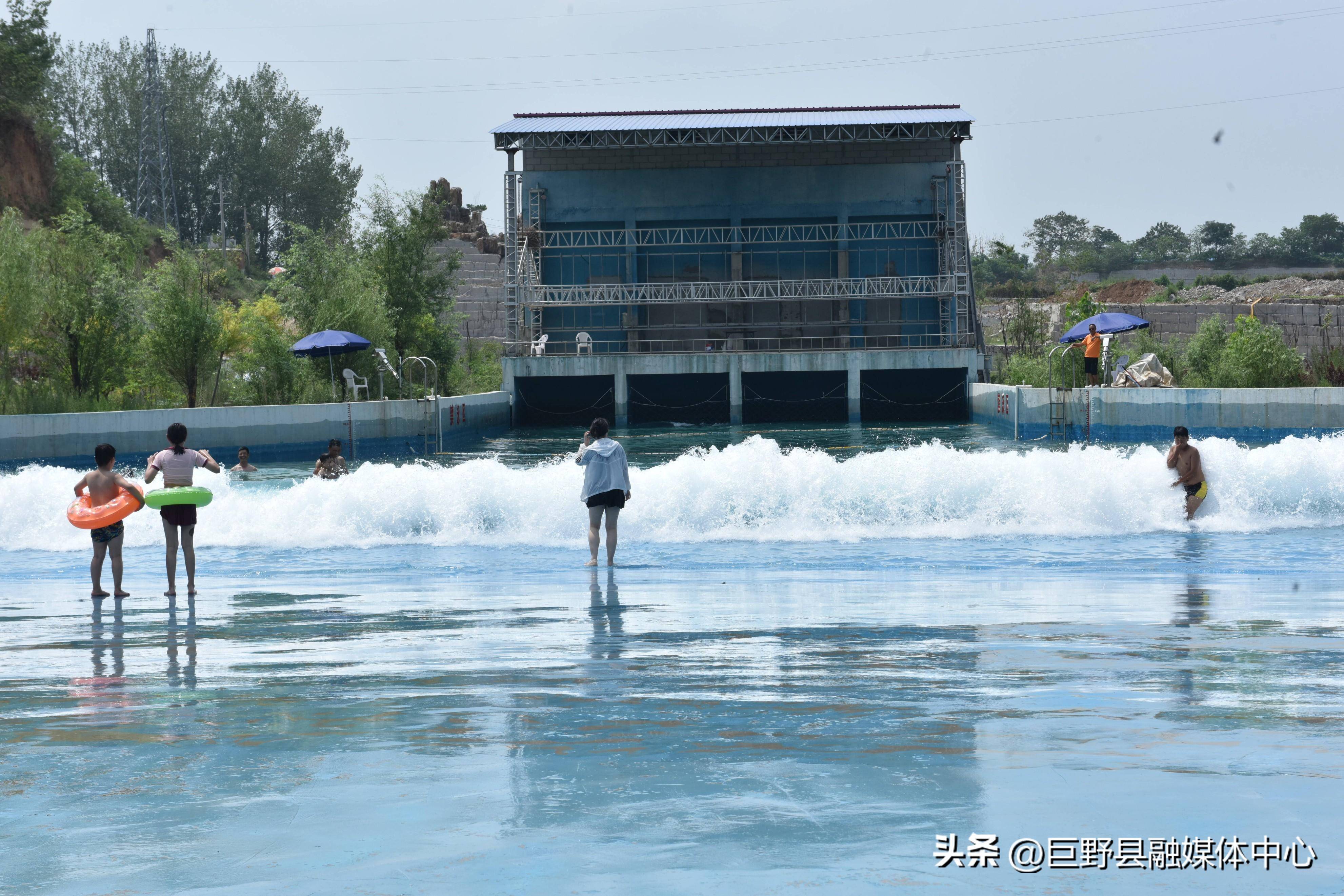"走进青龙山水上乐园,色彩斑斓的滑道,波涛汹涌的人造海浪池以及充满