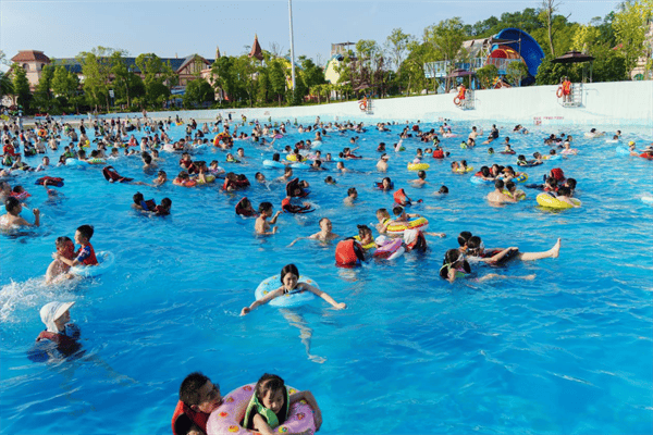 游客在永州市冷水滩区永州恐龙水世界水上游乐园戏水消暑,乐享清凉