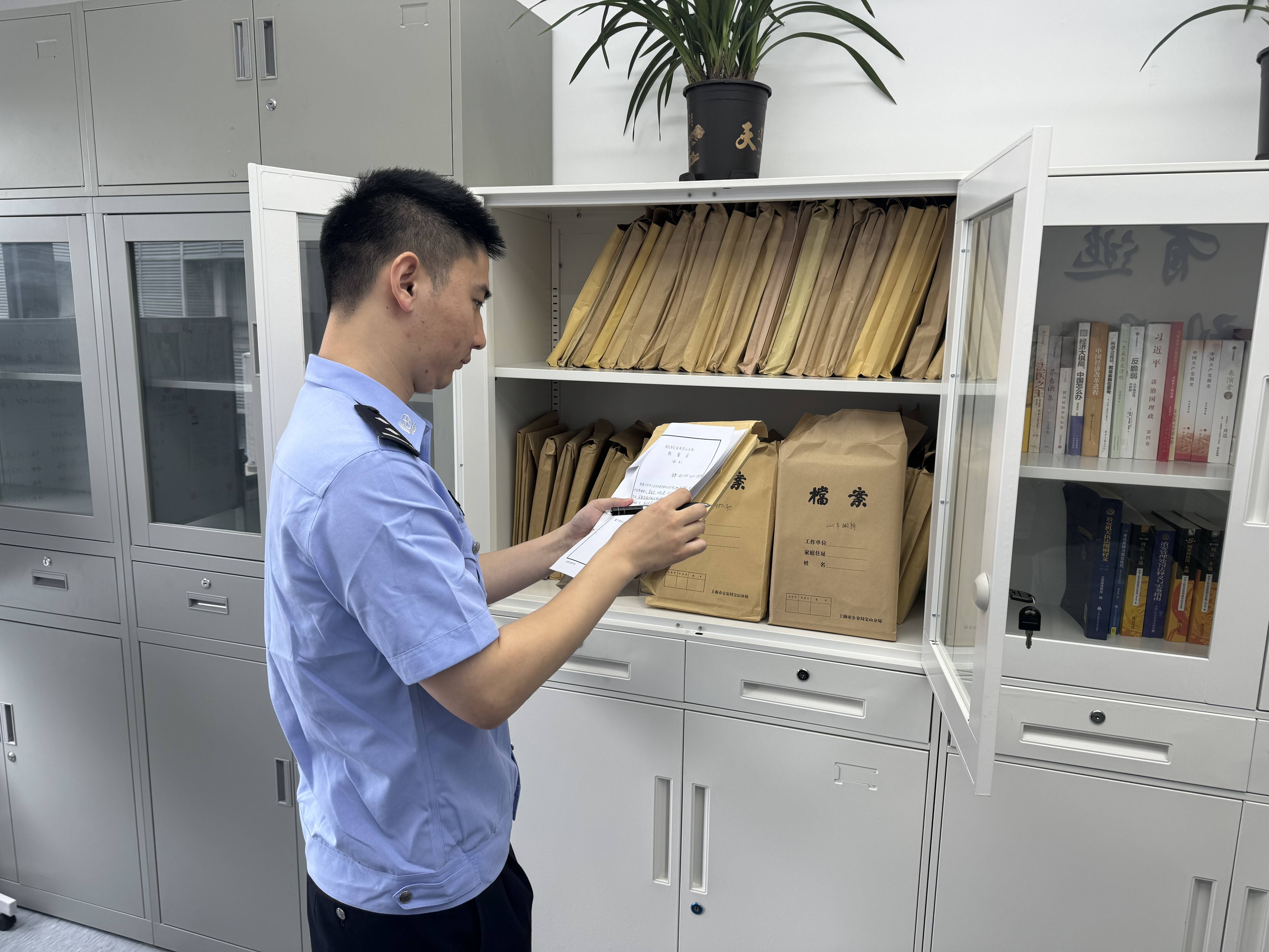 从细枝末节"嗅"到罪犯踪迹,"90后"探长屡破"冷案"_刘思卿_宝山_档案