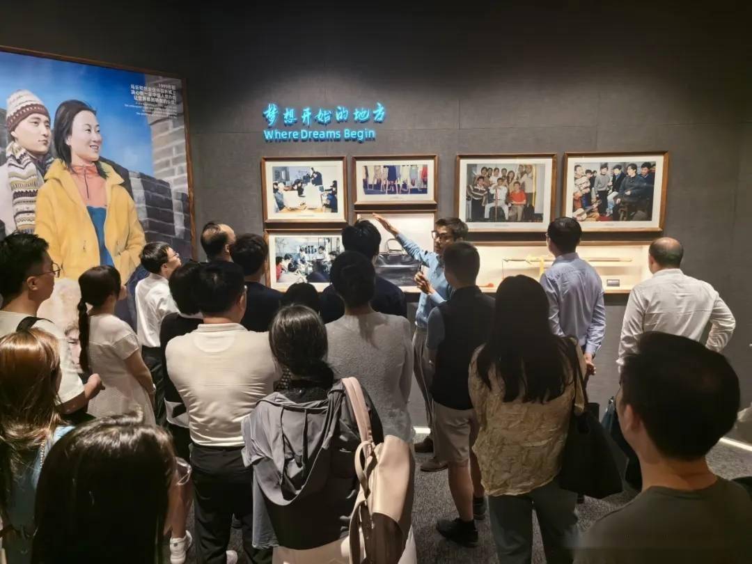 学员们参观阿里巴巴科技展厅,了解其企业文化,管理理念,电商平台运营