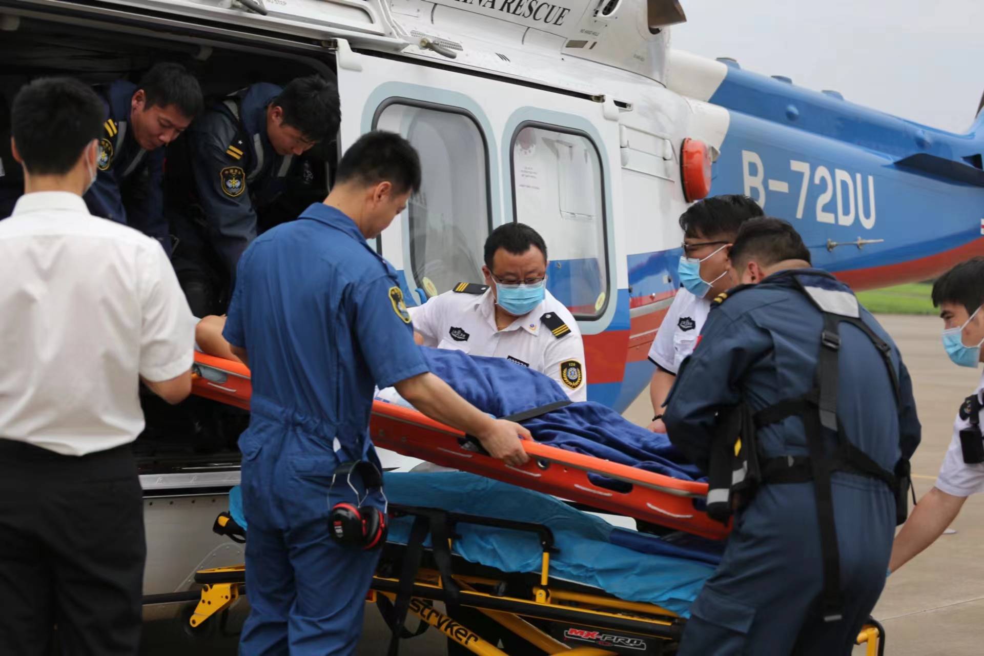 新入列直升机首次执行任务,成功救助一名外籍患病船员