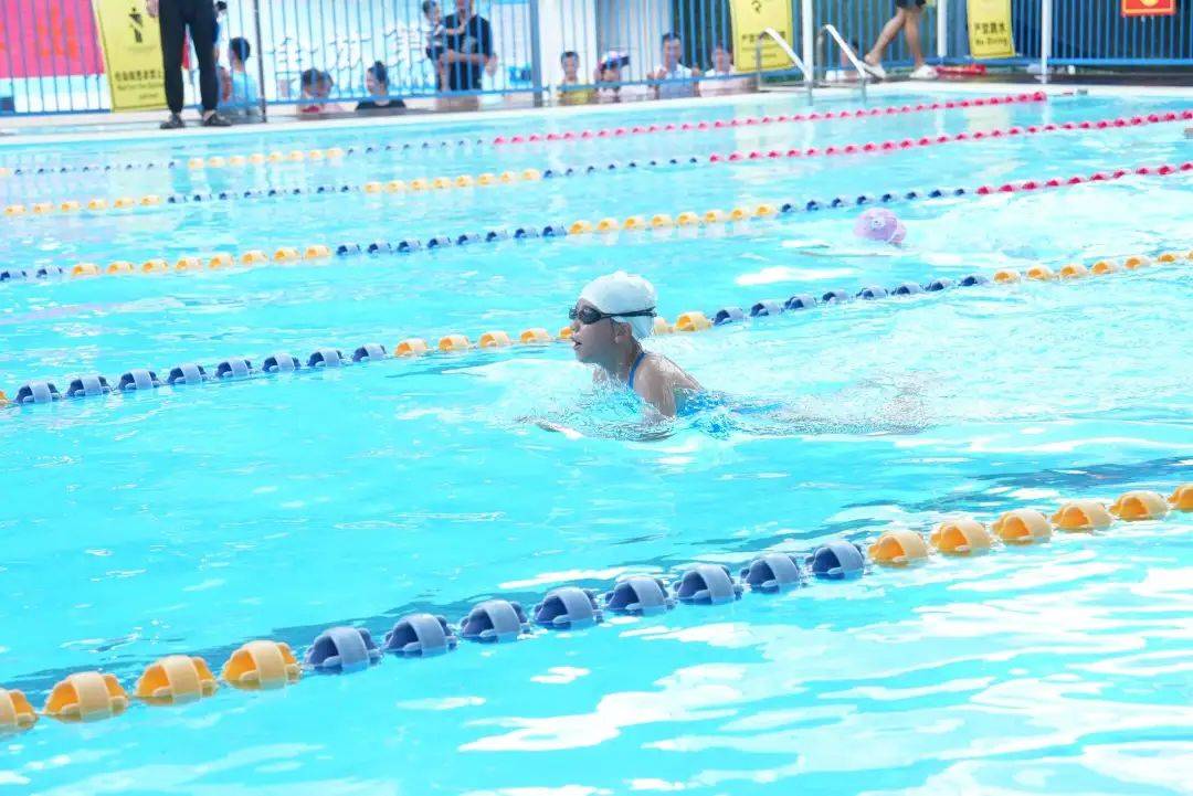 展现出了高超的游泳技巧和良好的竞技状态,也充分展现了万宁市青少年