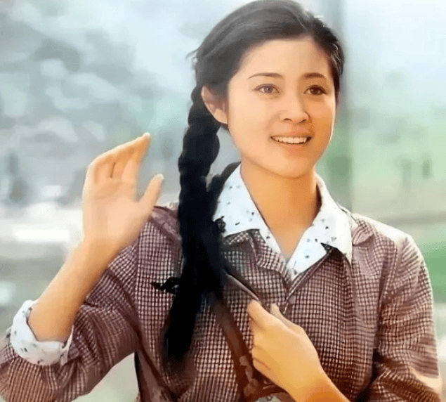 这张照片拍摄于1977年,倪萍18岁时的留影