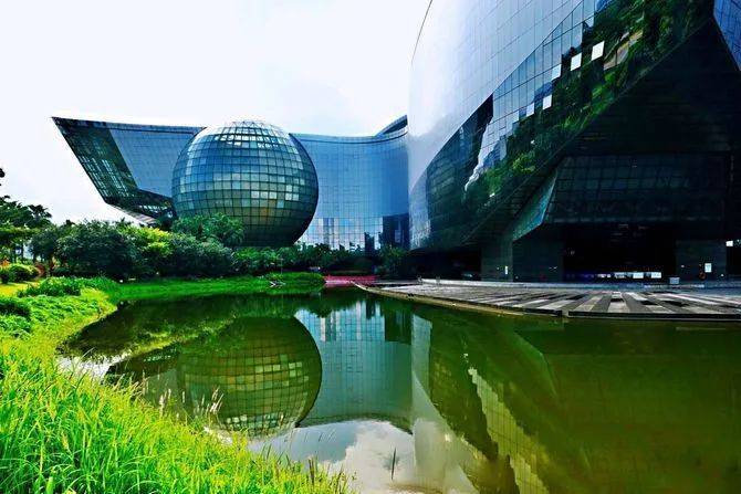 乘船夜游珠江,外观广州塔,"世界最大科技馆"广东科学中心,番禺大学城