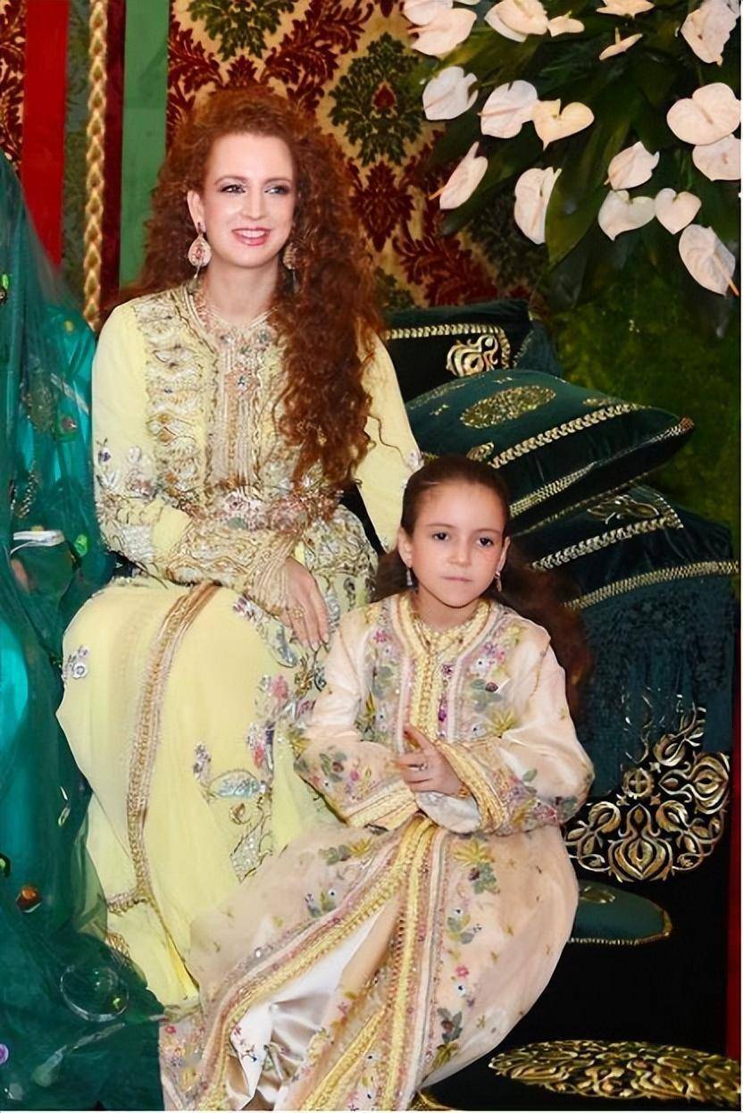 王妃陪着儿女去旅游,她曾被国王独宠15年,离婚后过得很潇洒_萨尔玛